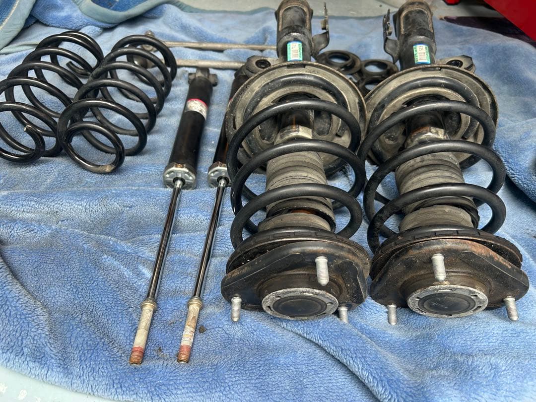 プリウスα後期　純正ショックアブソーバー