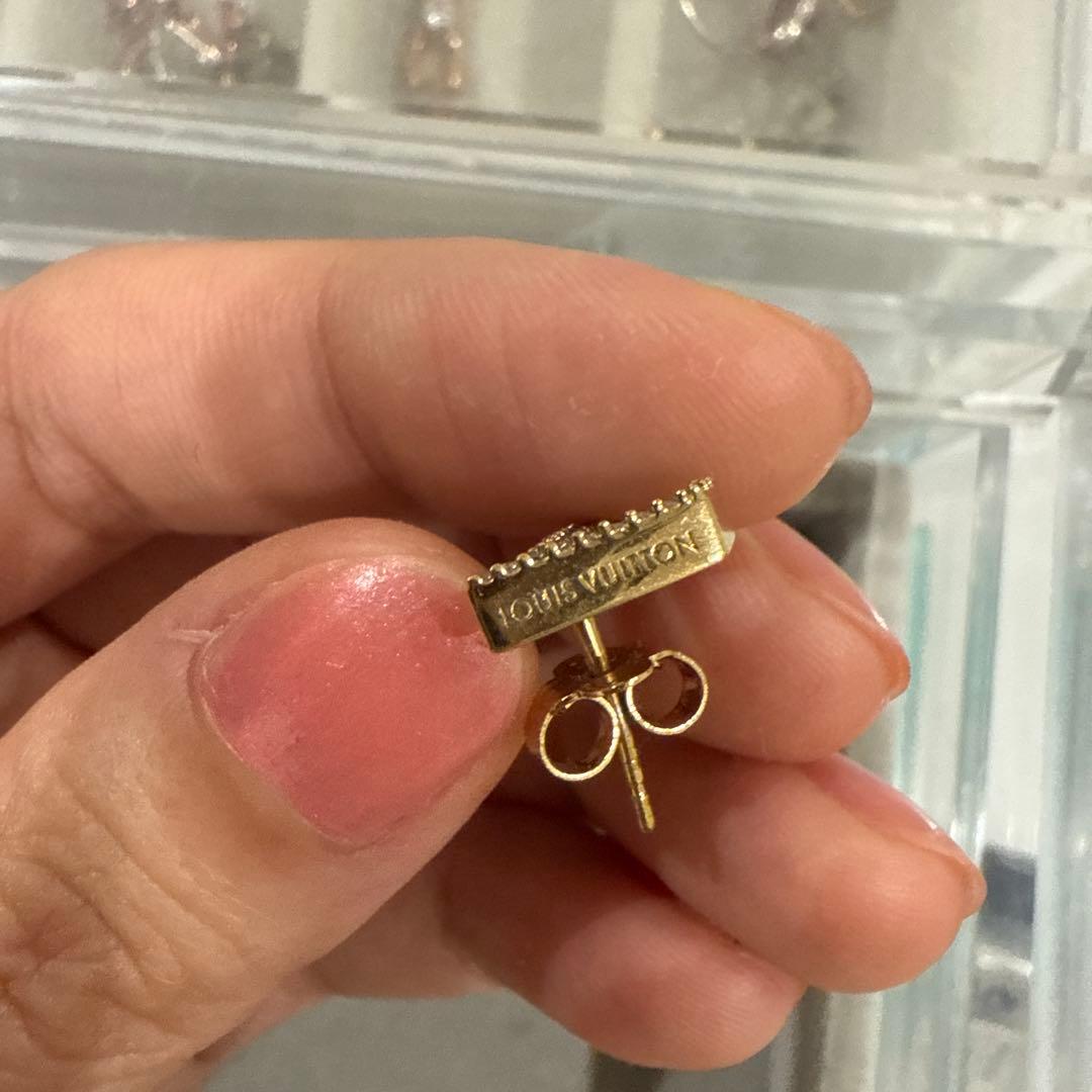LOUIS VUITTON 片耳　ロゴピアス