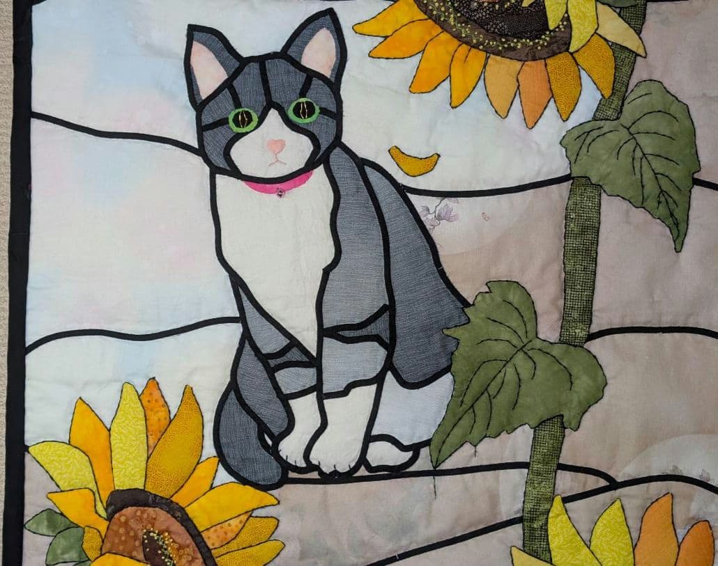 ハンドメイド ステンドグラスキルトタペストリー　猫とひまわり