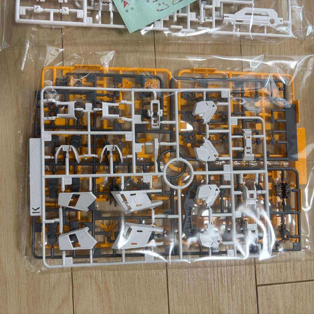 ガンダム RG RX-93 未使用（箱潰れあり）