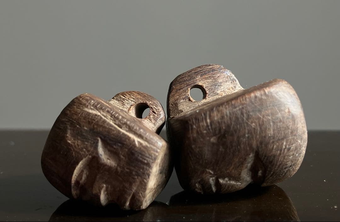 【小さい木彫古顔２つ 約2㎝ 根付け ボタン】骨董ファッションデザイン民族古着