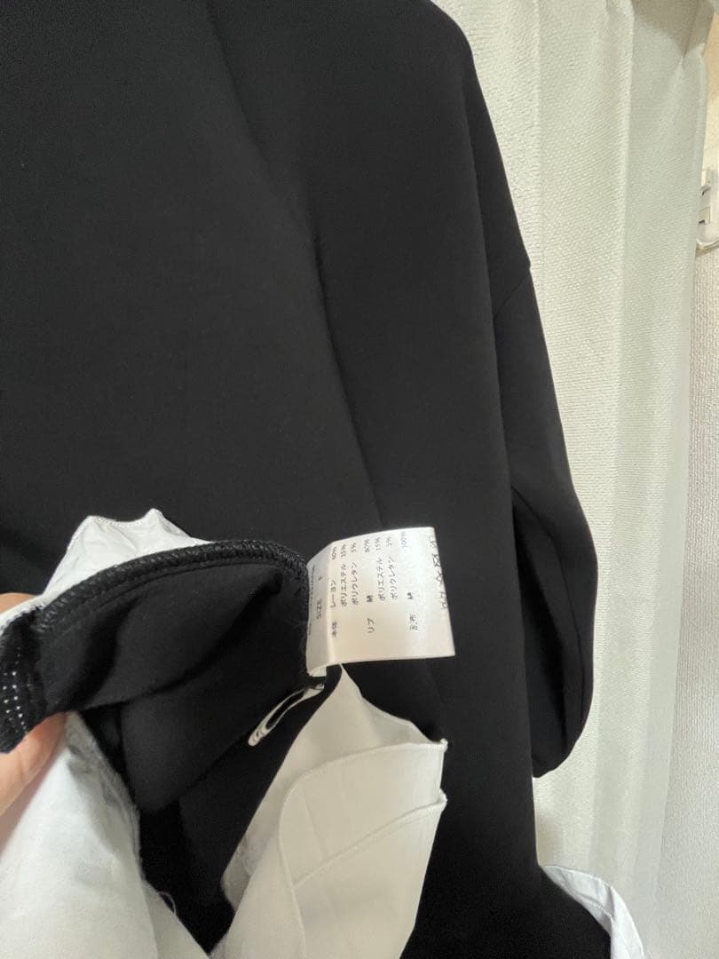 Olu. フリル付き黒長袖ミニワンピース