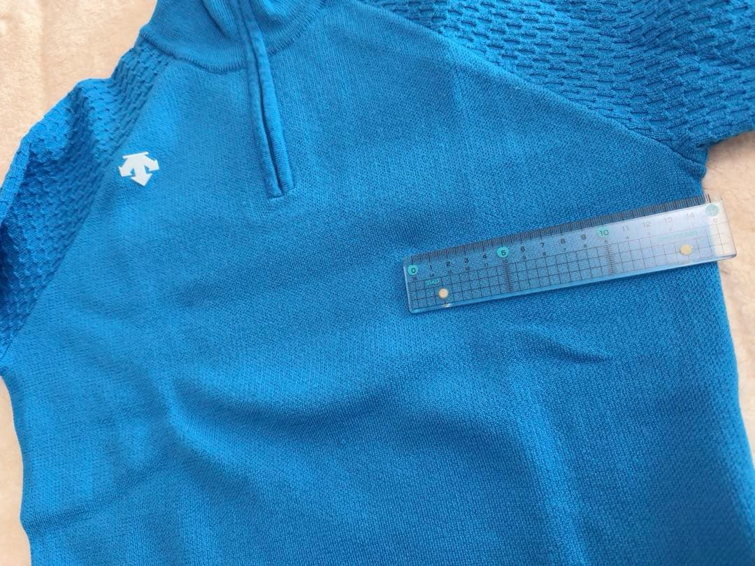 青いハイネックニットウェア