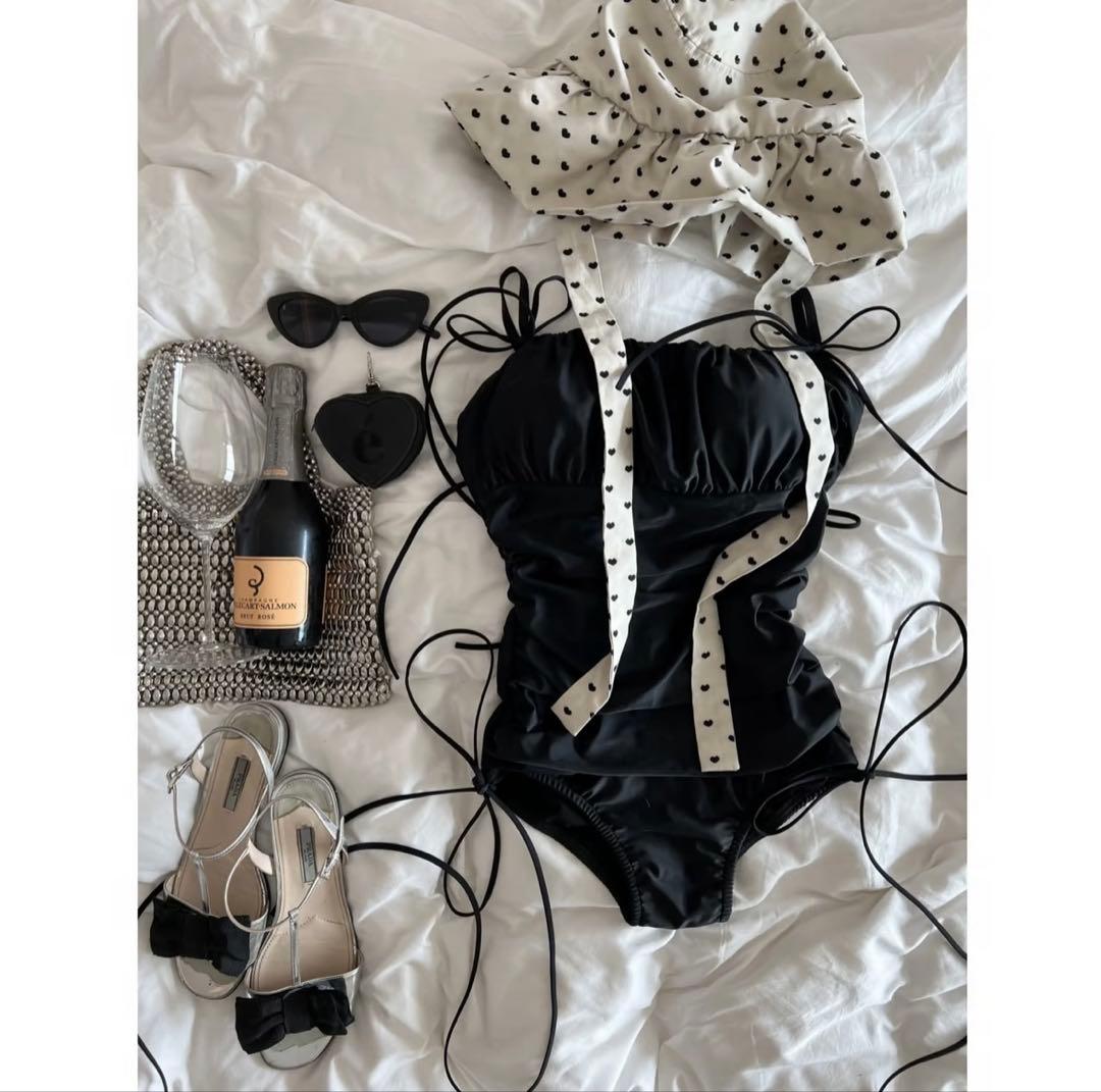 エピヌ　黒 ストラップ付き水着