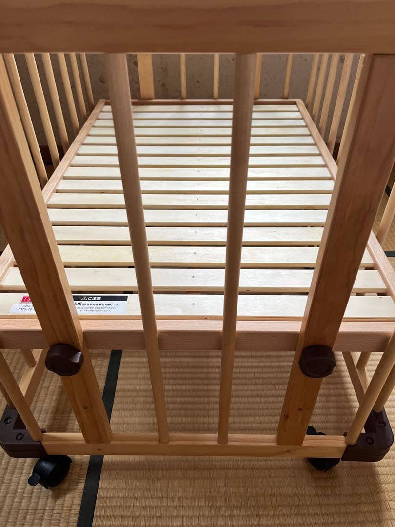 木製スラット式ベビーベッド キャスター付き