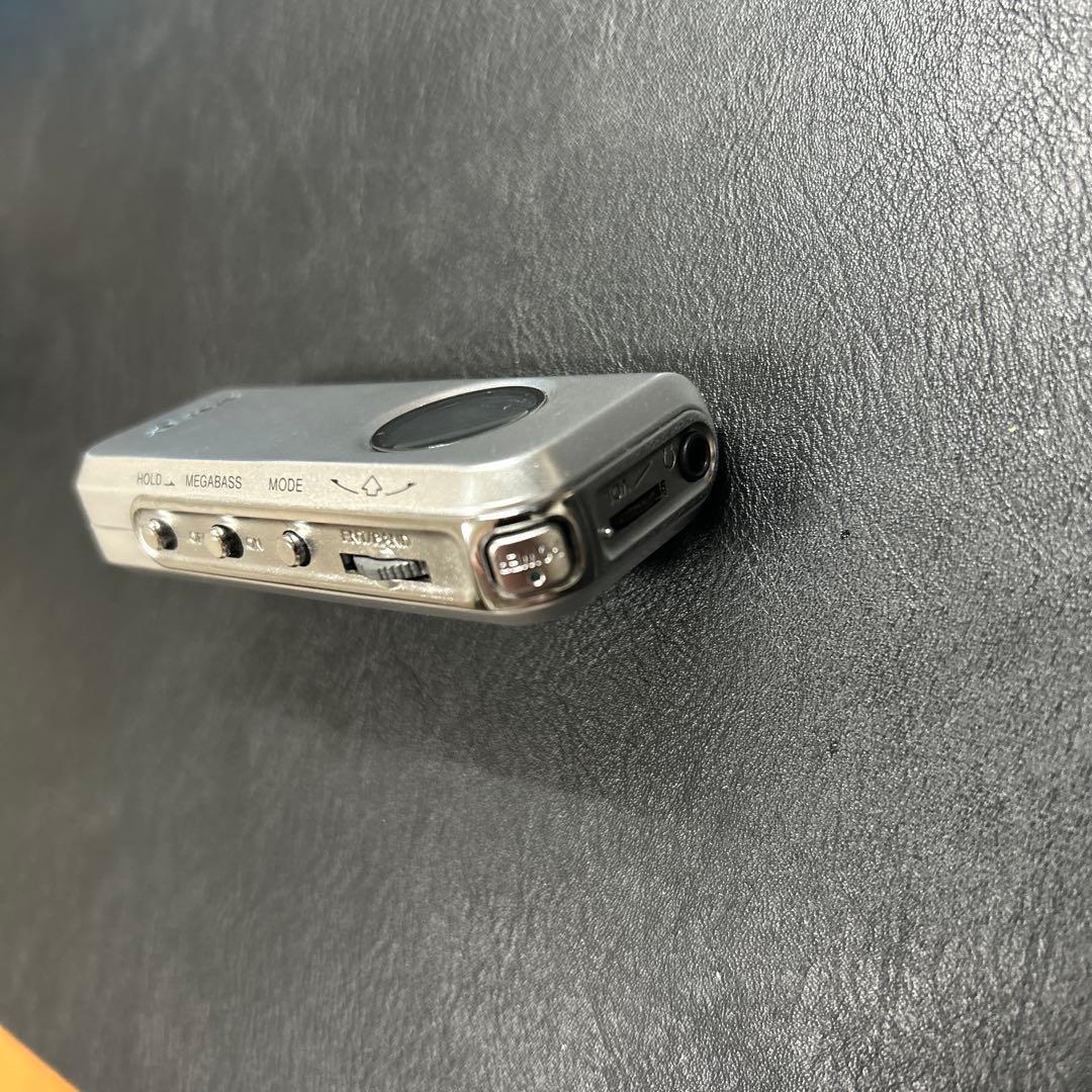 美品　SONY SRF-M98 FMラジオシルバー　PLLシンセサイザーラジオ