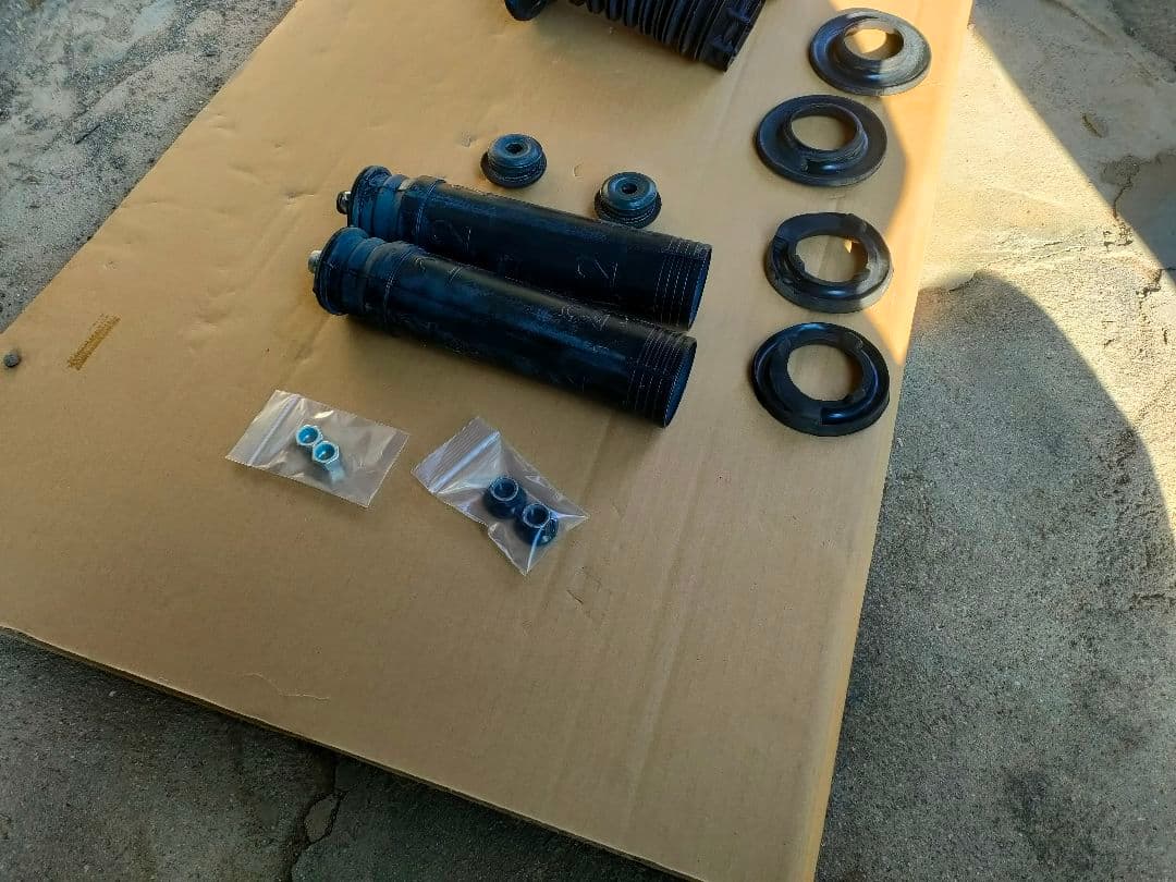 サスペンション ショックアブソーバー　中古品　プリウスα　ZVW41