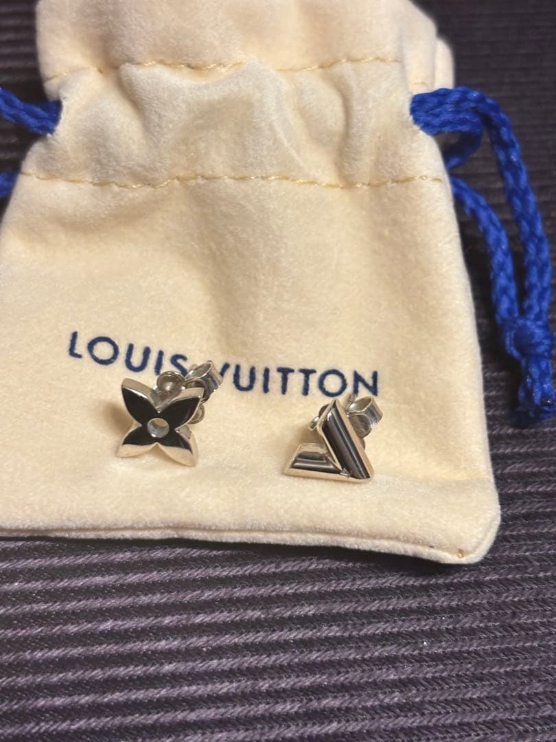【正規品】VUITTON ネックレスチャーム　ピアス　エセンシャルv ブロッサム