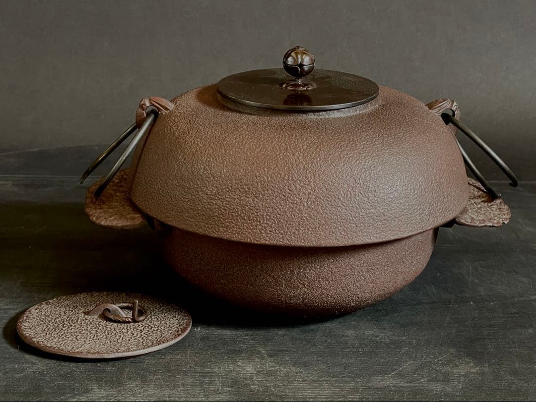 【未使用 美品】「母」 釜師敬典 裏甲釜 釜鐶 替え蓋 透木 共箱 栞（F⑧）