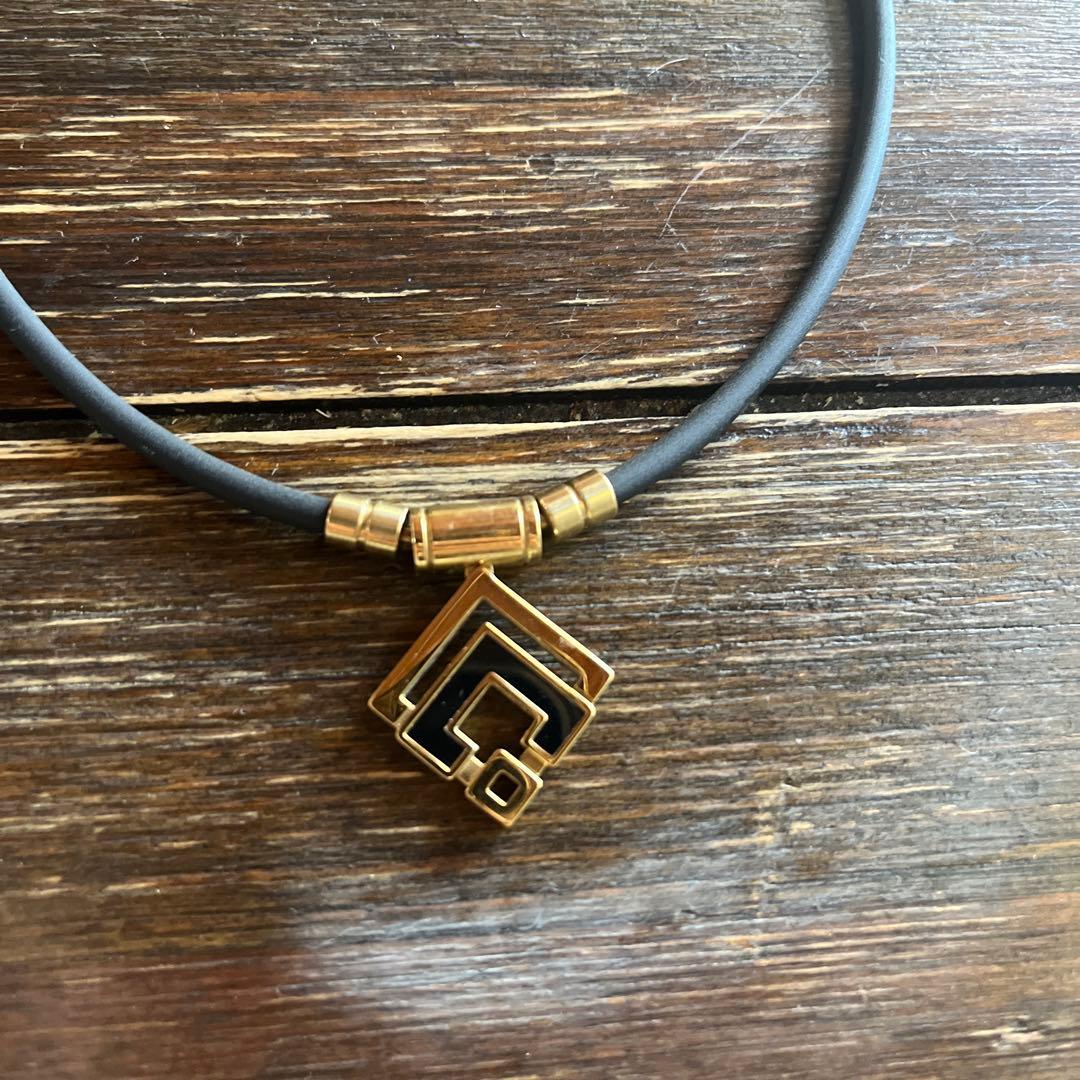 ARK52コランテッド 幾何学的デザイン ネックレス ブラック ゴールド