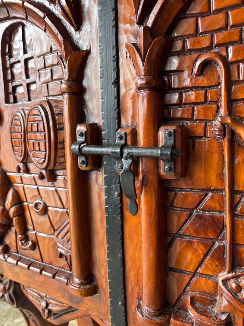 スペイン製木製キャビネット　サイドボード　木彫りの収納棚　天然木　アイアン