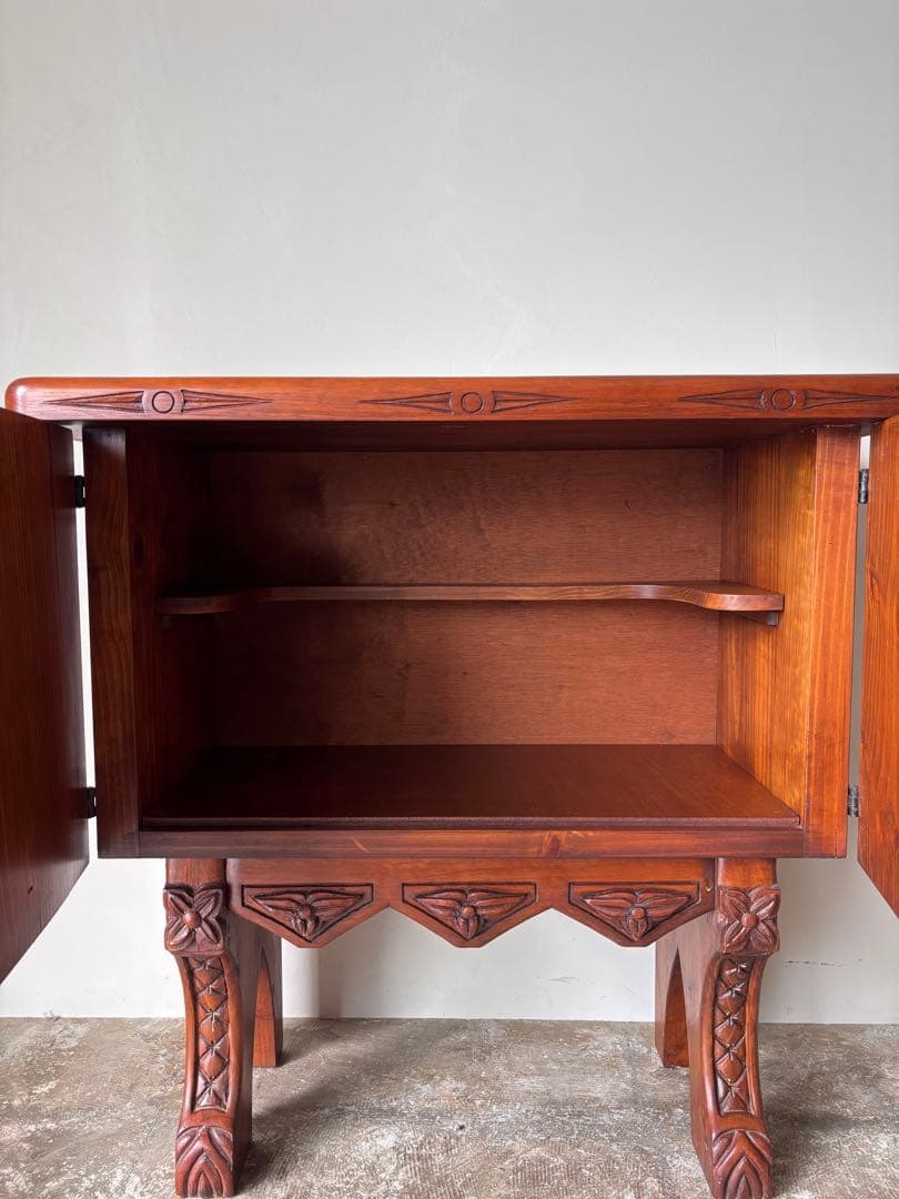 スペイン製木製キャビネット　サイドボード　木彫りの収納棚　天然木　アイアン