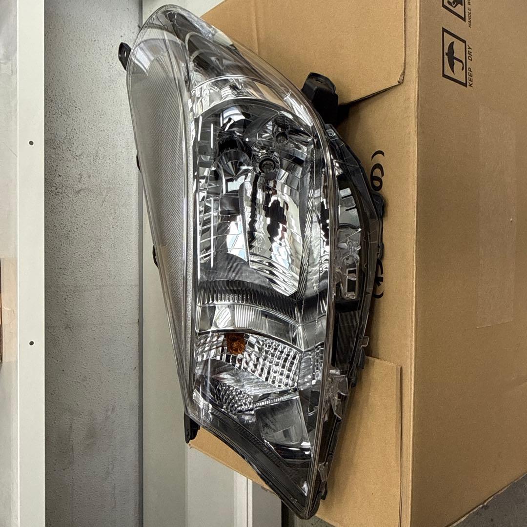 130ヴィッツ前期用 ヘッドライト 純正　HID