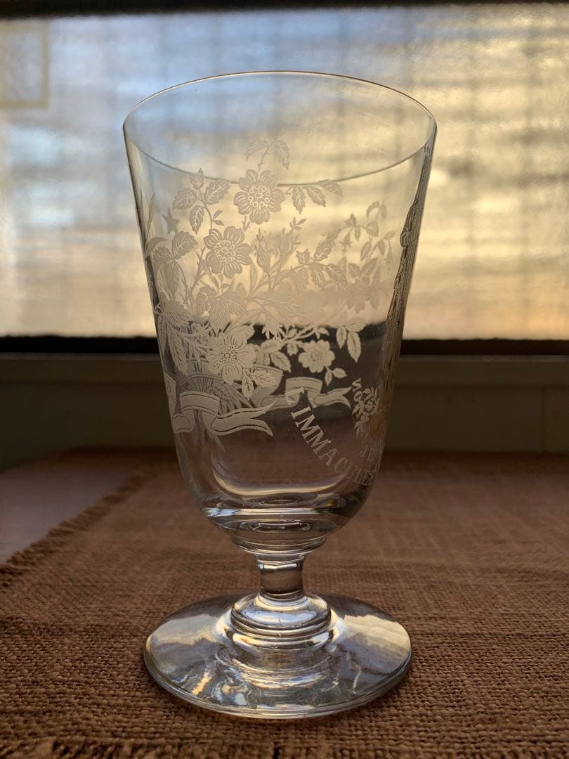 フランスアンティーク　レアなマリア様が美しくカットされた素敵なグラス2個セット！