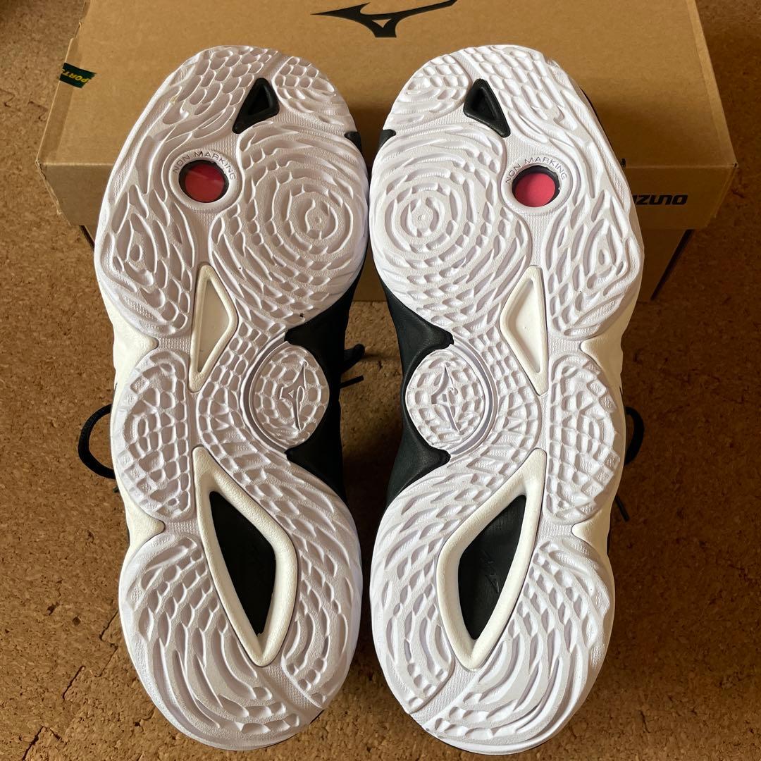 値下げしました　Mizuno ウエーブモーメンタム3 ブラック&ホワイ