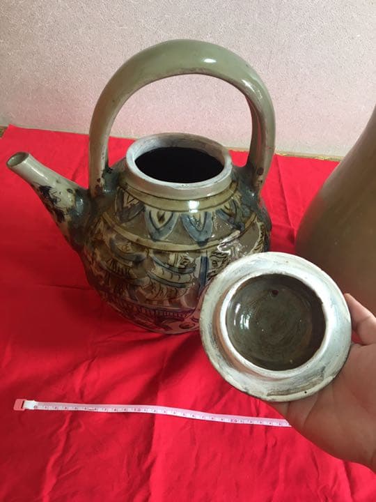 島袋常明さんの作品です。大土瓶と寿瓶