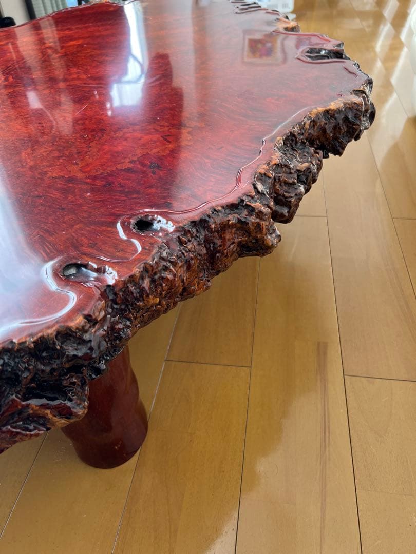 花梨一枚板　木製赤褐色座卓（自然形状）