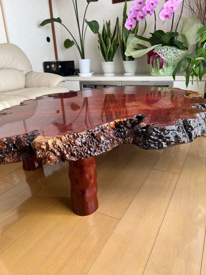 花梨一枚板　木製赤褐色座卓（自然形状）