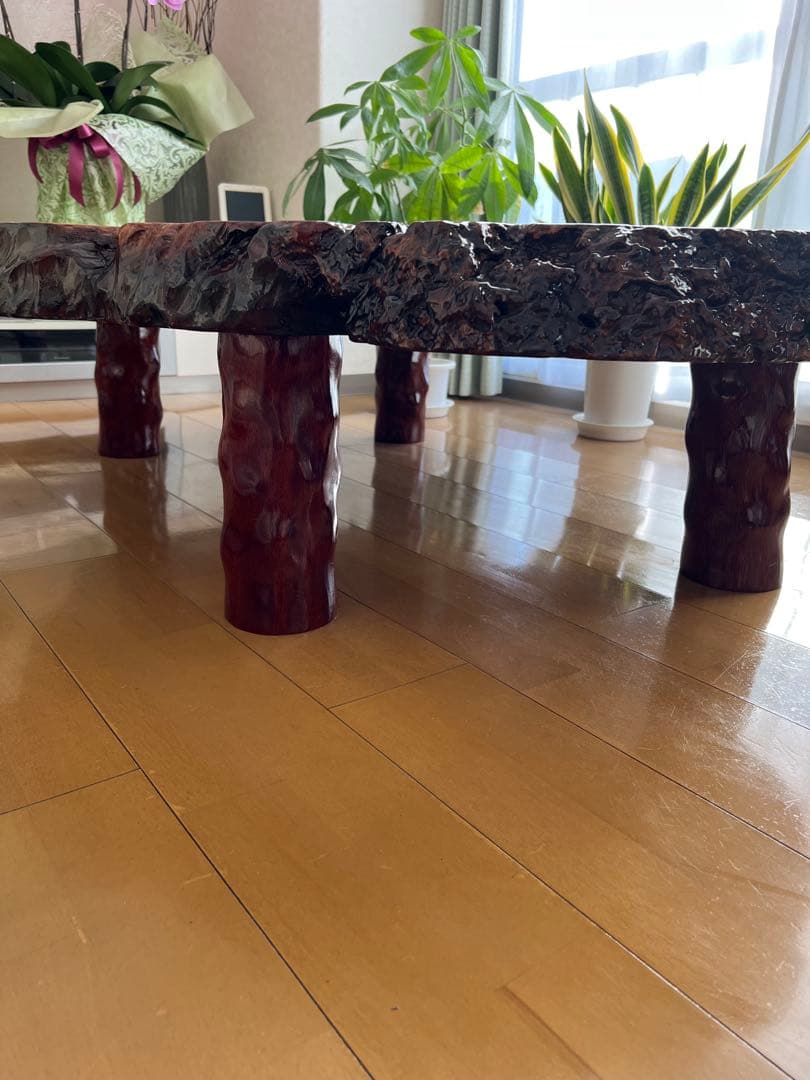 花梨一枚板　木製赤褐色座卓（自然形状）