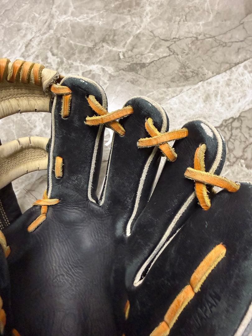 黒いレザー軟式グローブ