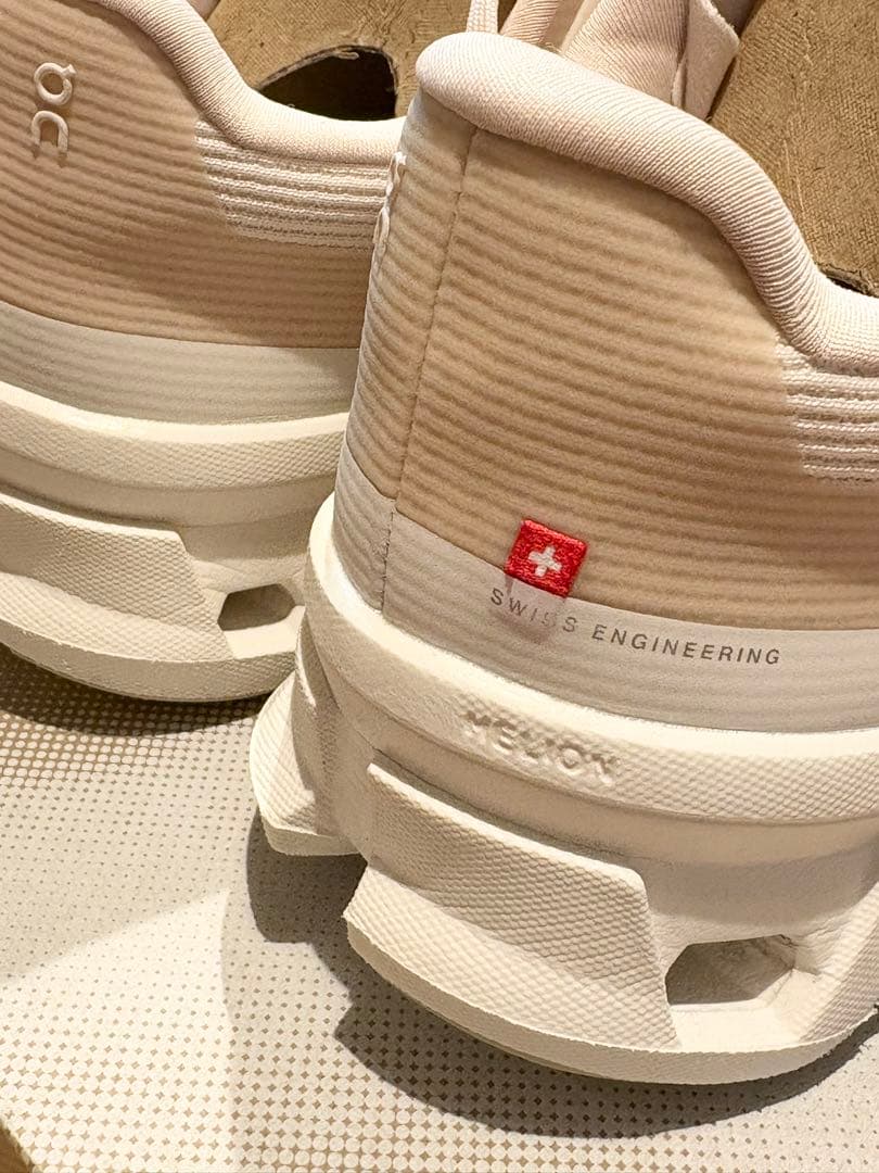 ウォーキング・ランニングウェア ON CLOUDMONSTER VOID womon8.5