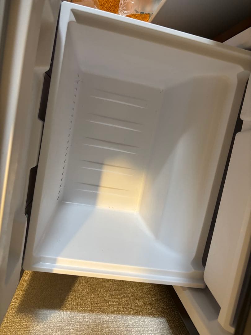 シルバー 2ドア冷蔵庫 冷凍室下部配置