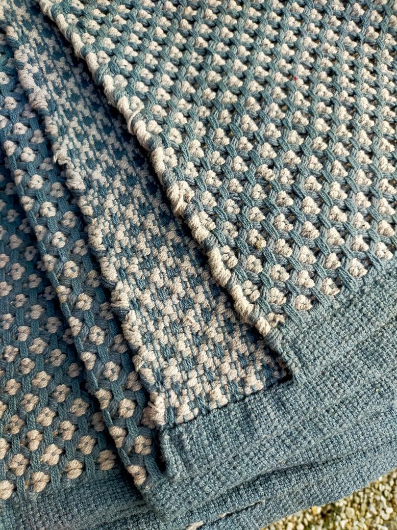 ダブルデイ阪急　インド産　ラグマット　グレーとベージュのポンポン模様