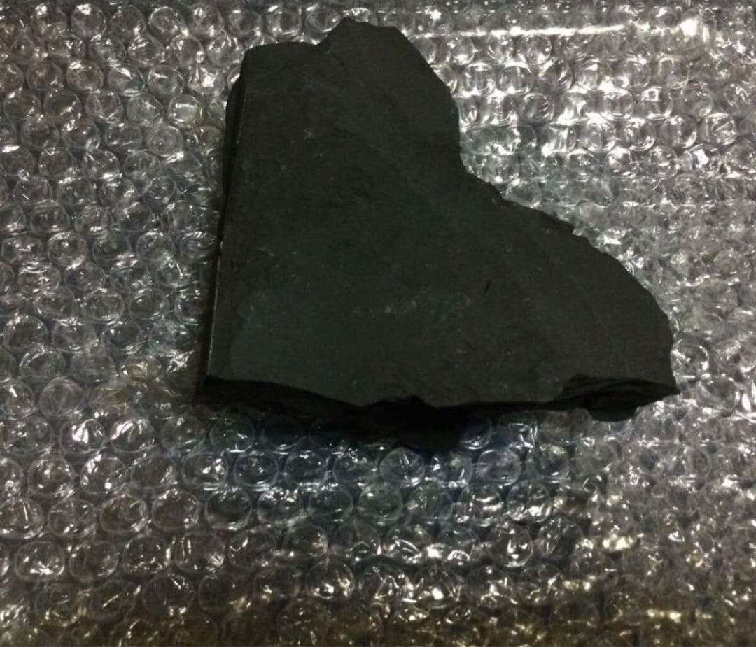 北海道上ノ国町産 ブラックシリカ原石　約748g＋テラヘルツ鉱石