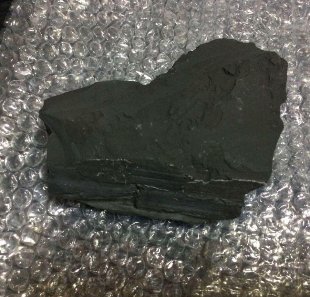 北海道上ノ国町産 ブラックシリカ原石　約748g＋テラヘルツ鉱石