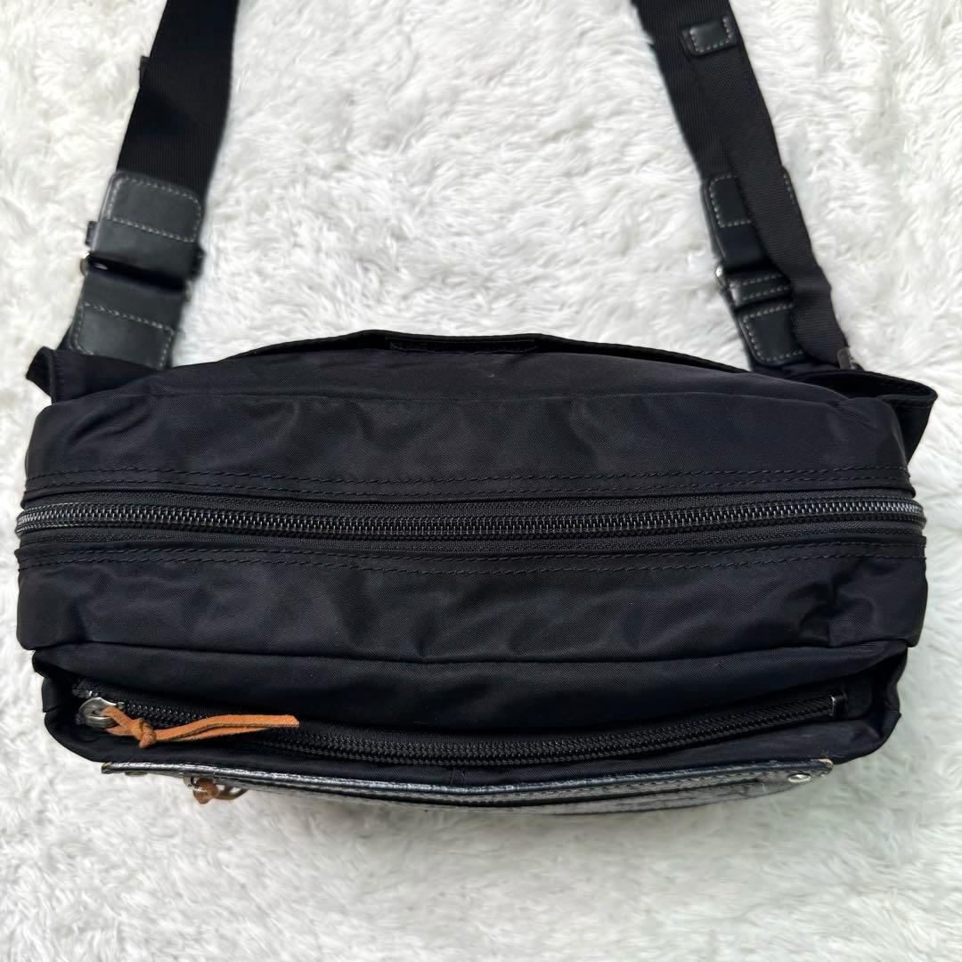アニエスベーボヤージュ　牛革×ナイロン　ロゴ型押し　軽量クロスボディバッグ黒