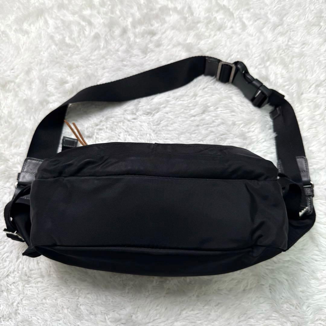 アニエスベーボヤージュ　牛革×ナイロン　ロゴ型押し　軽量クロスボディバッグ黒