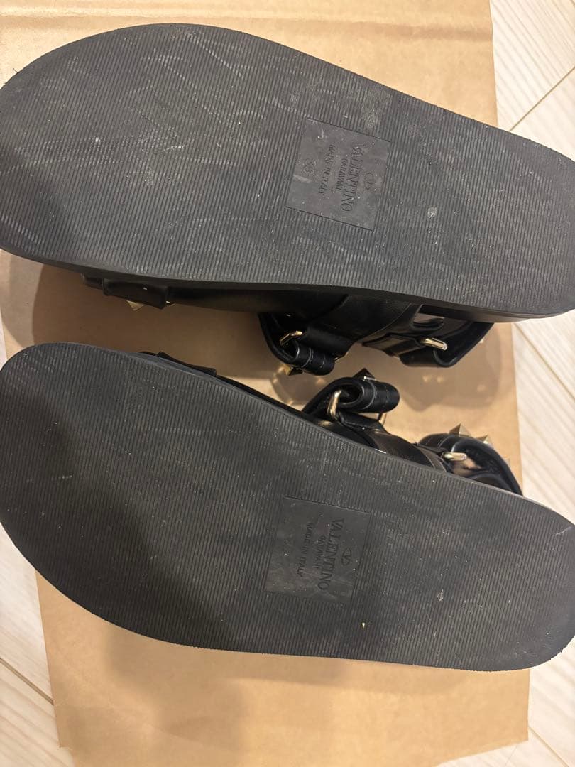 ヴァレンティノ　サンダル