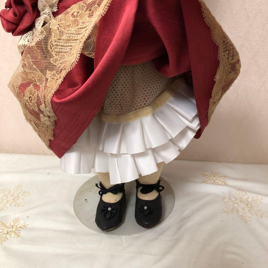 赤いドレスのビスクドール