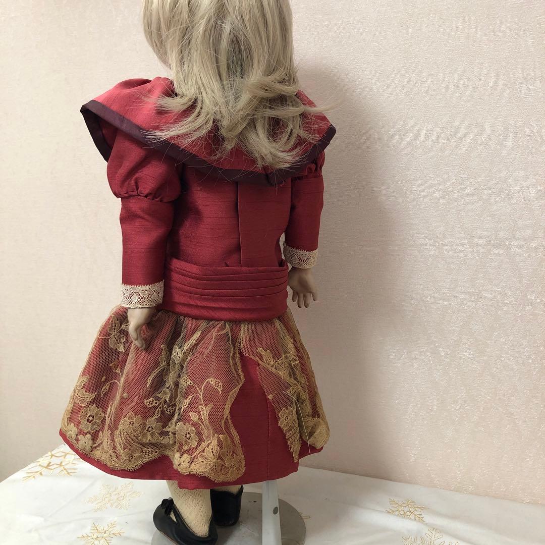 赤いドレスのビスクドール