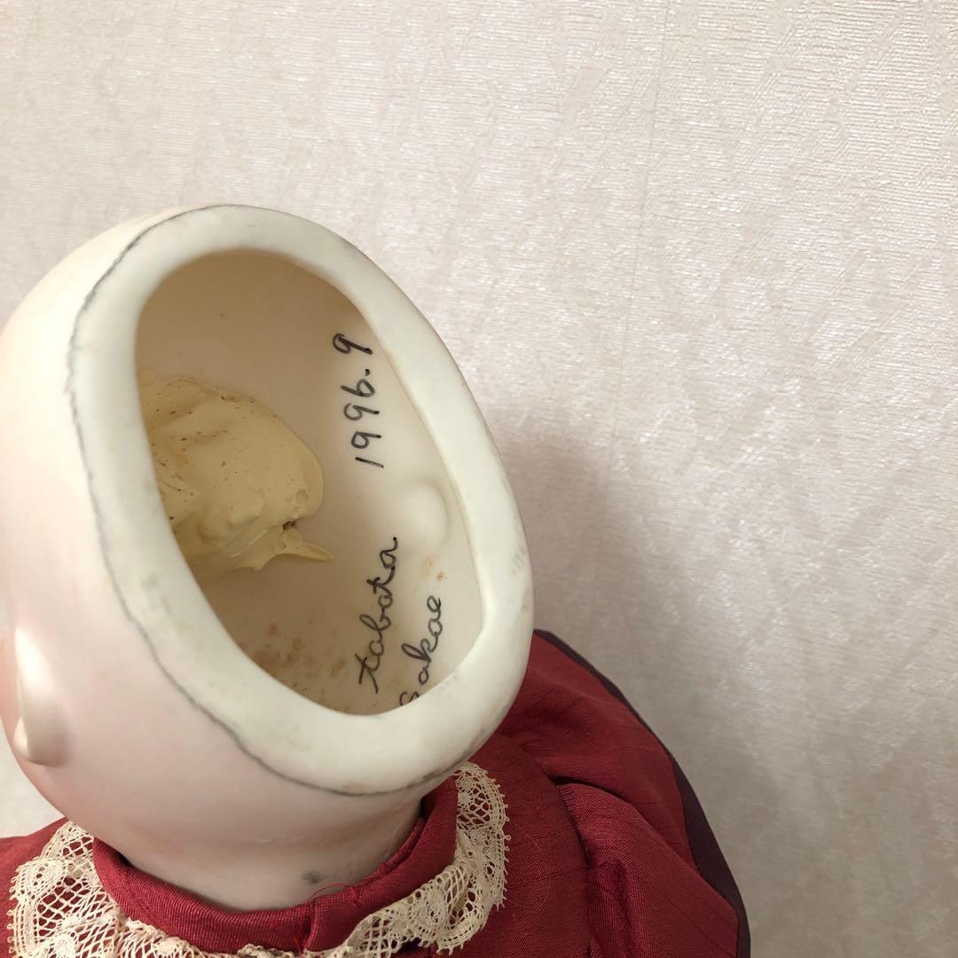 赤いドレスのビスクドール