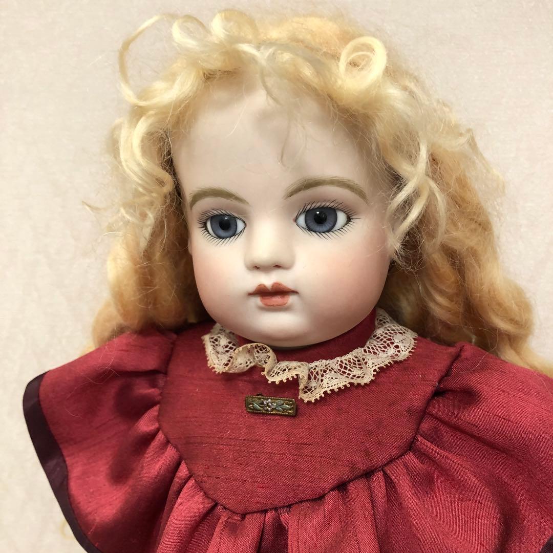 赤いドレスのビスクドール