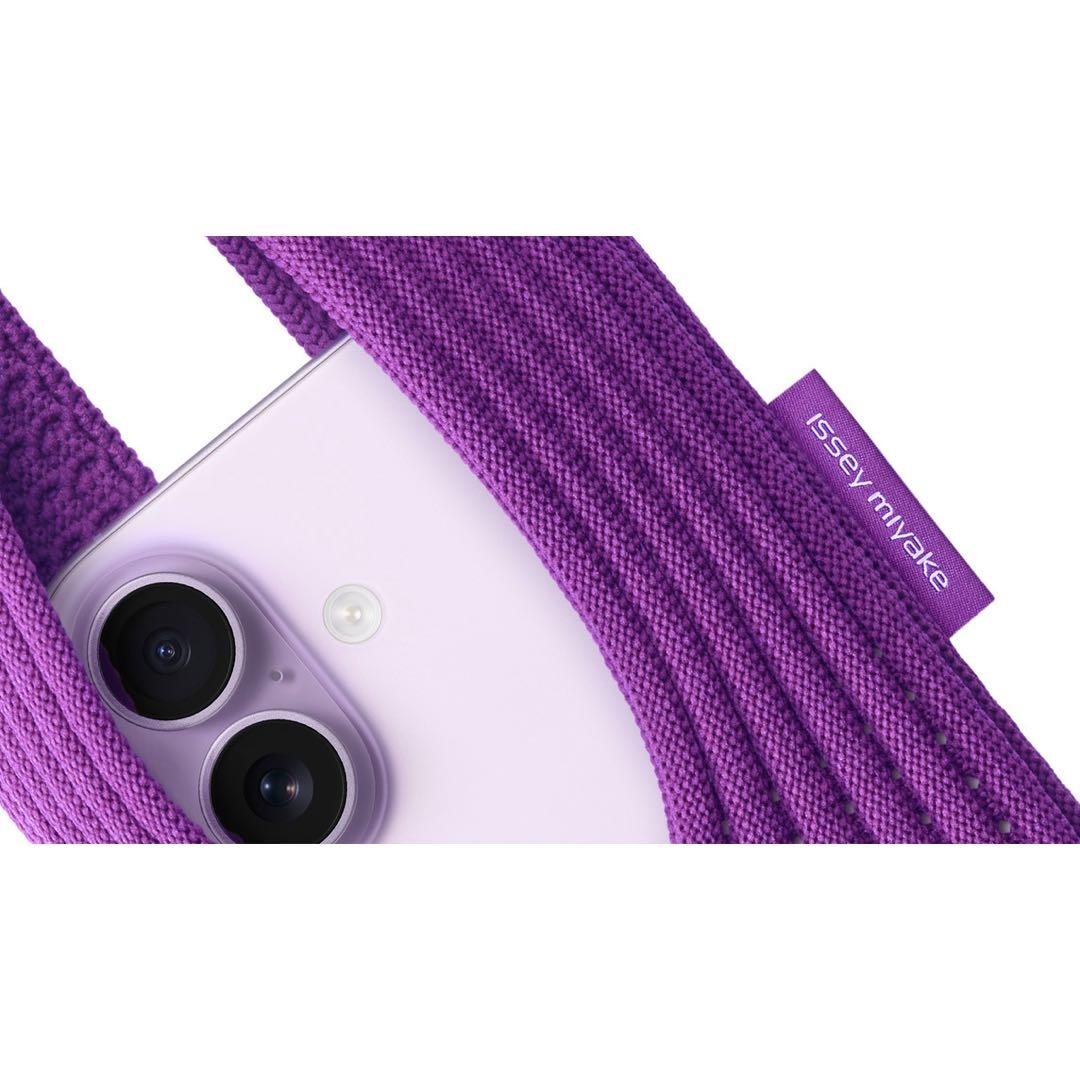 小物 iPhone Pocket by ISSEY MIYAKE Purple