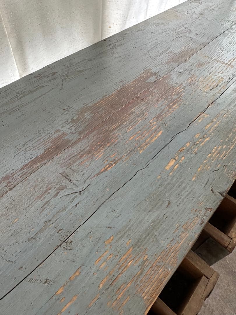 ヴィンテージ風グレーのテーブル