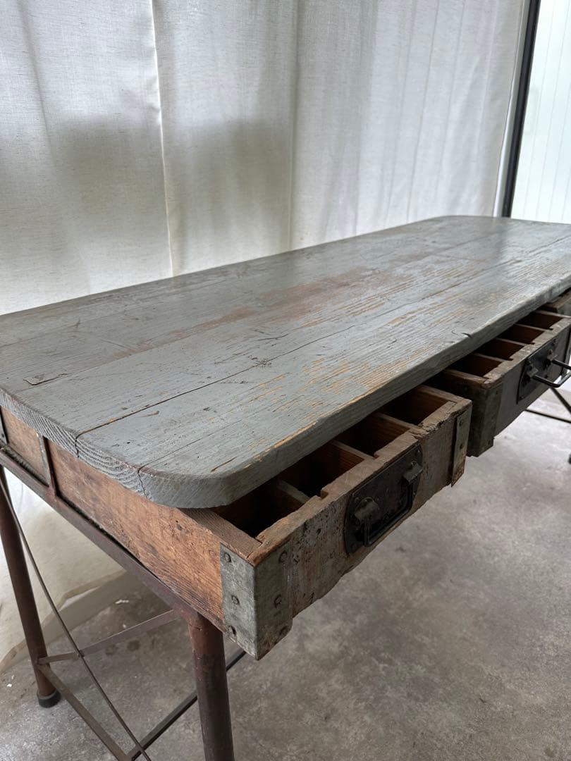 ヴィンテージ風グレーのテーブル