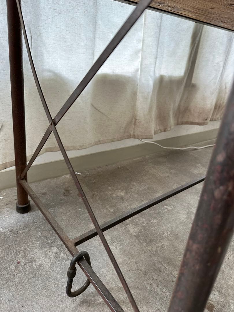 ヴィンテージ風グレーのテーブル