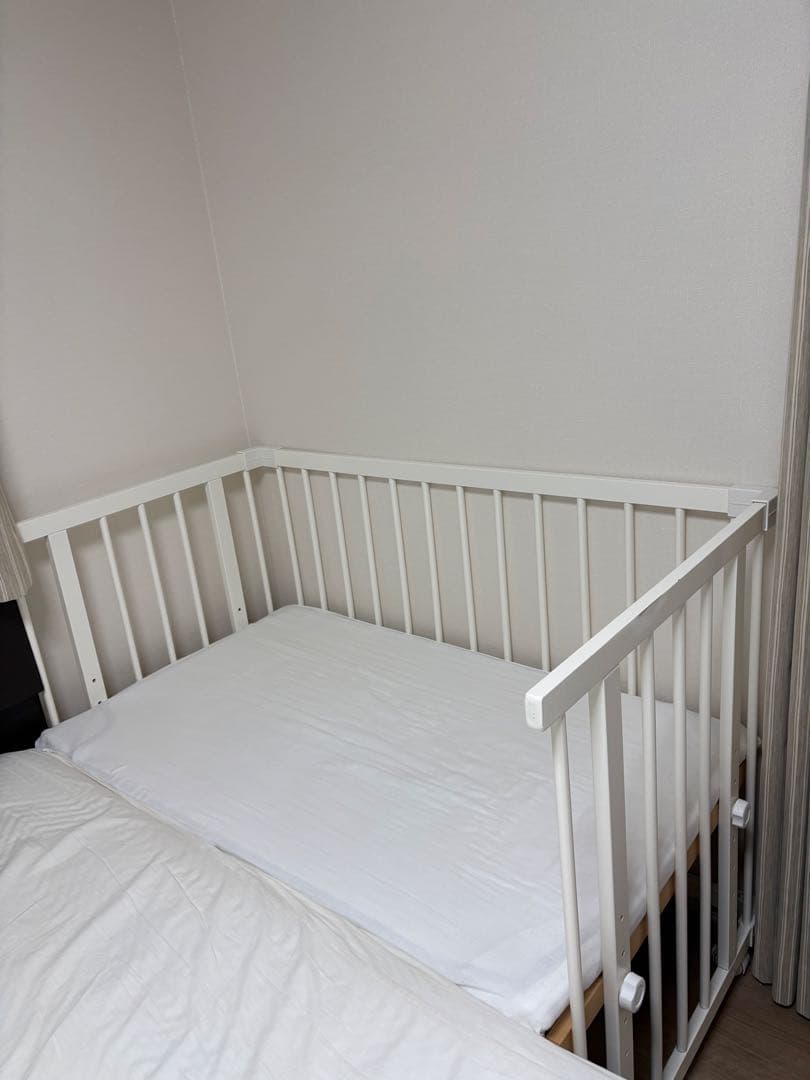 【送料込】ファルスカ　ベビーベッド　ベットサイドベッド　ホワイト限定色