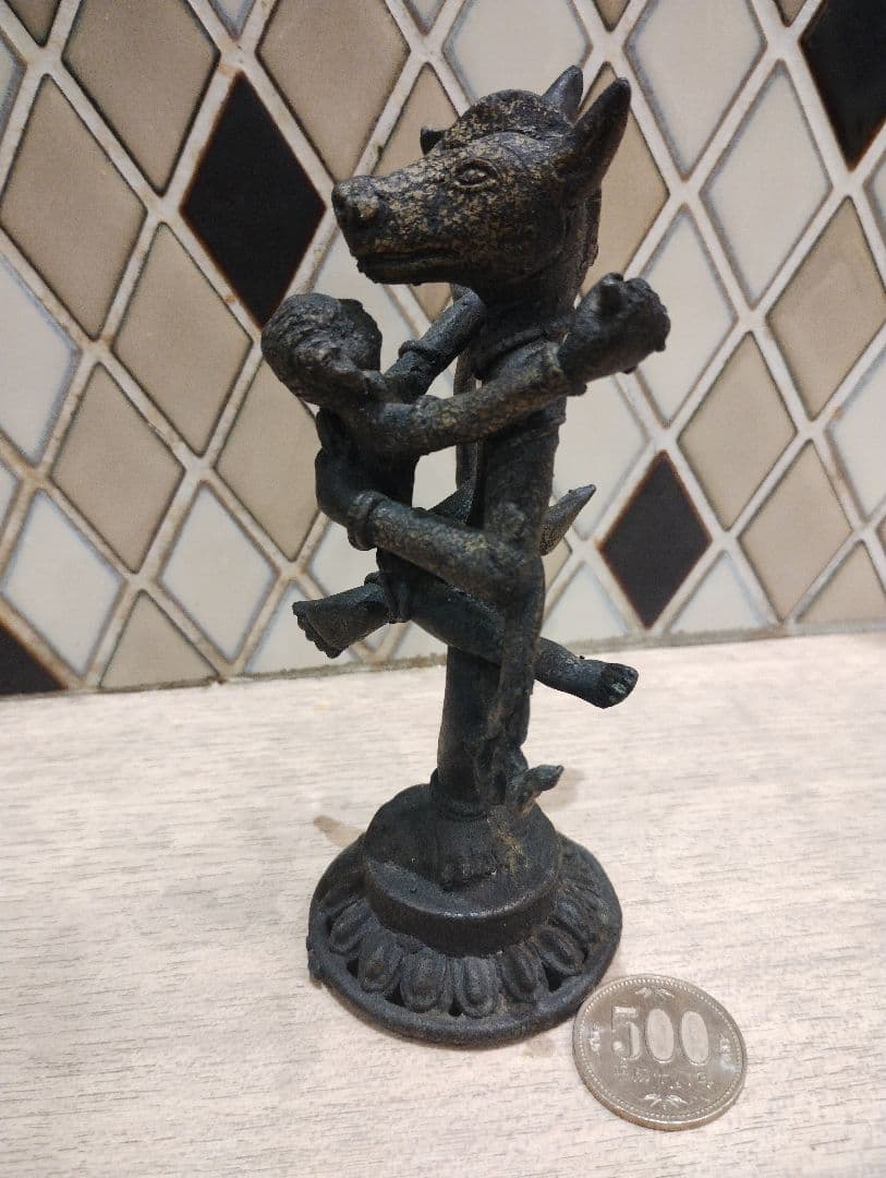 多腕の神話的金属像