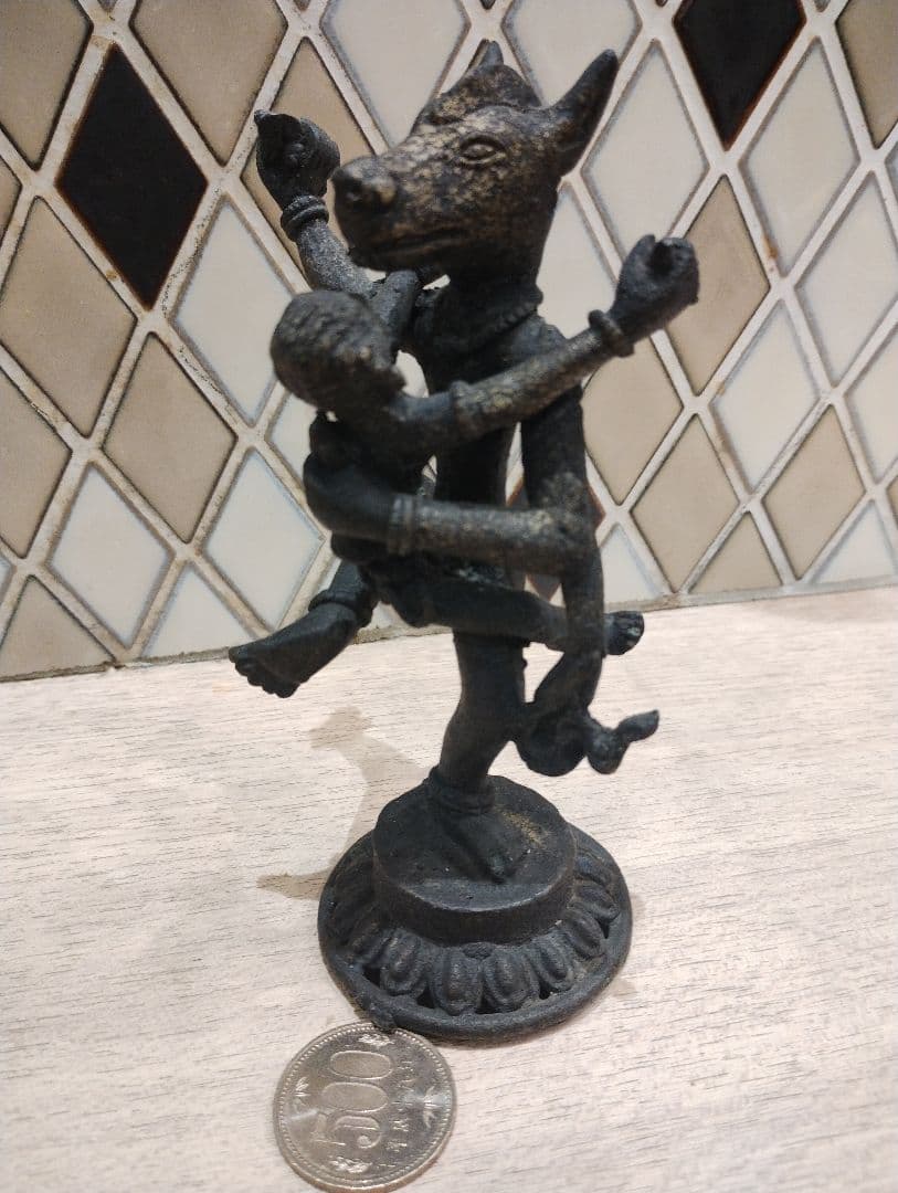 多腕の神話的金属像