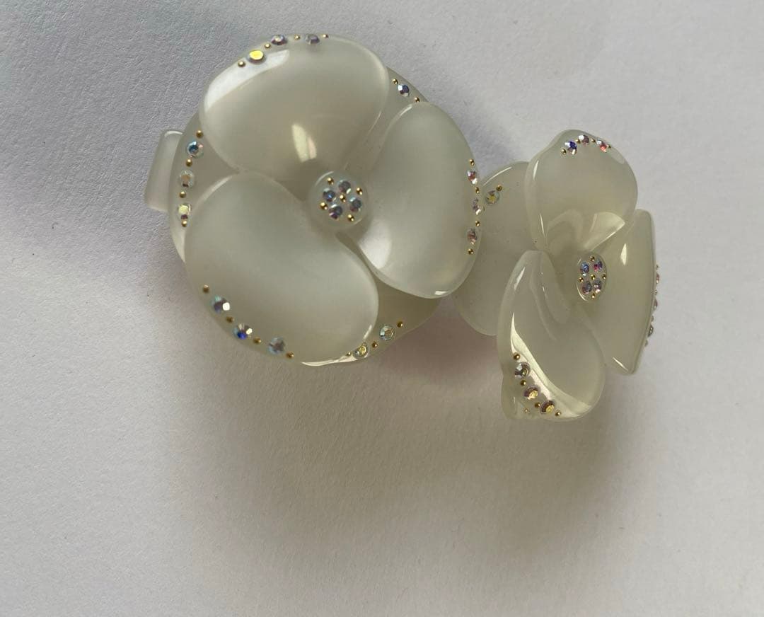 アレクサンドルドゥパリ　ホワイト　スワロフスキー　双子カメリア　バレッタ