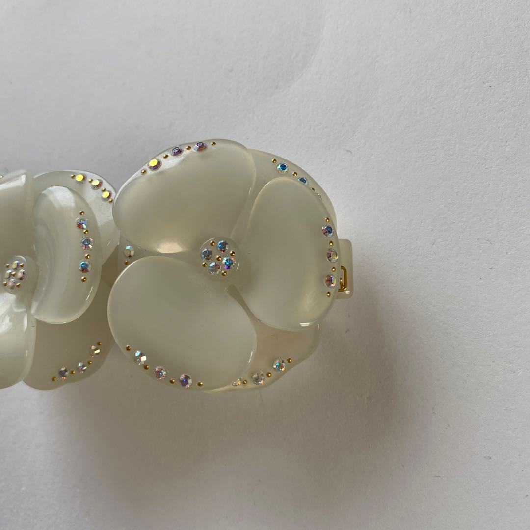 アレクサンドルドゥパリ　ホワイト　スワロフスキー　双子カメリア　バレッタ