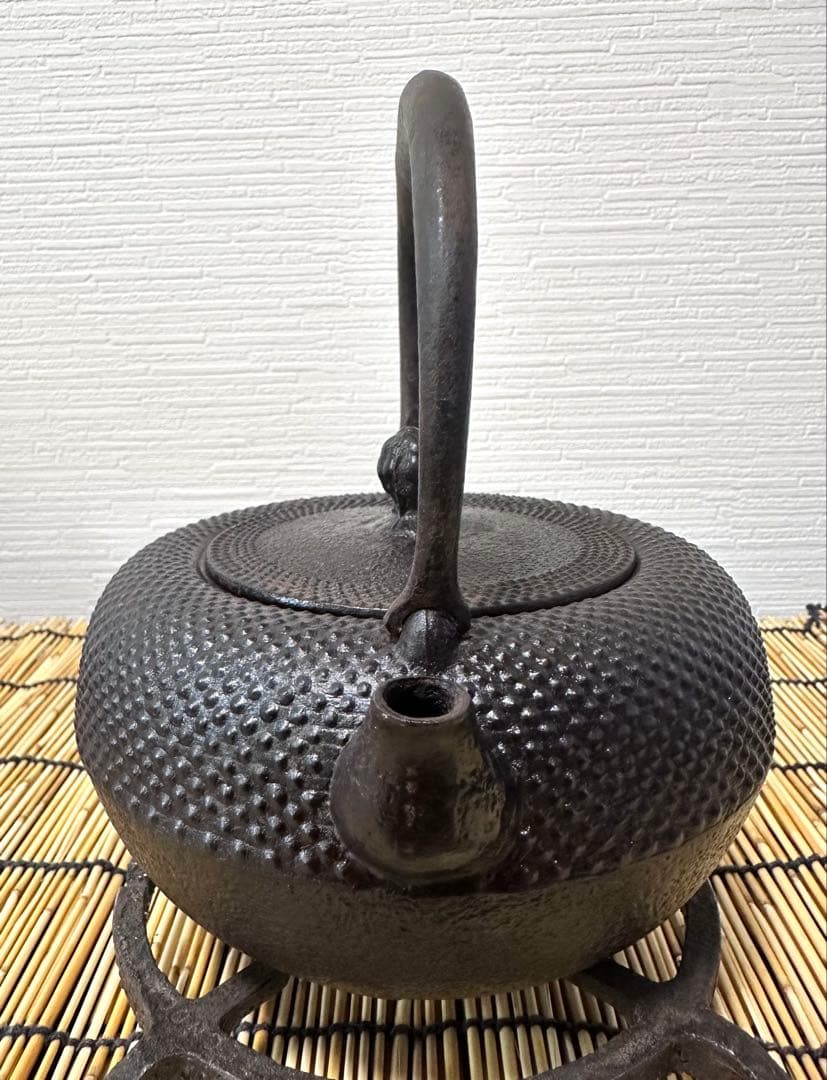 未使用品、木箱、黄布、南部鉄器検査証付　南部薫山工房造　鐡鉢型霰　南部鉄瓶