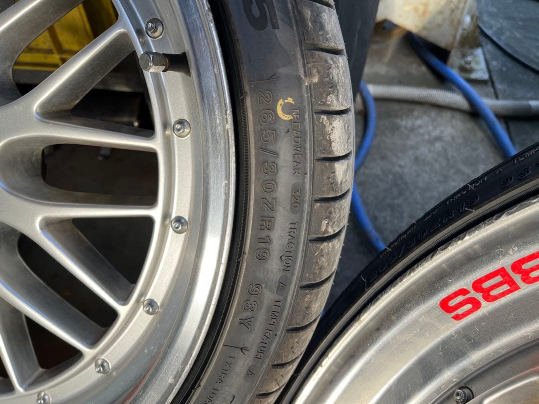 19インチ ホイール シルバー　タイヤほぼ新品