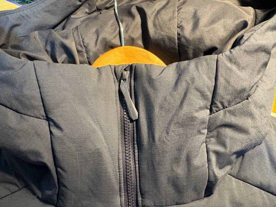 アークテリクス　アトムヘビーウェイトフーディ　メンズ　ブラックサファイア