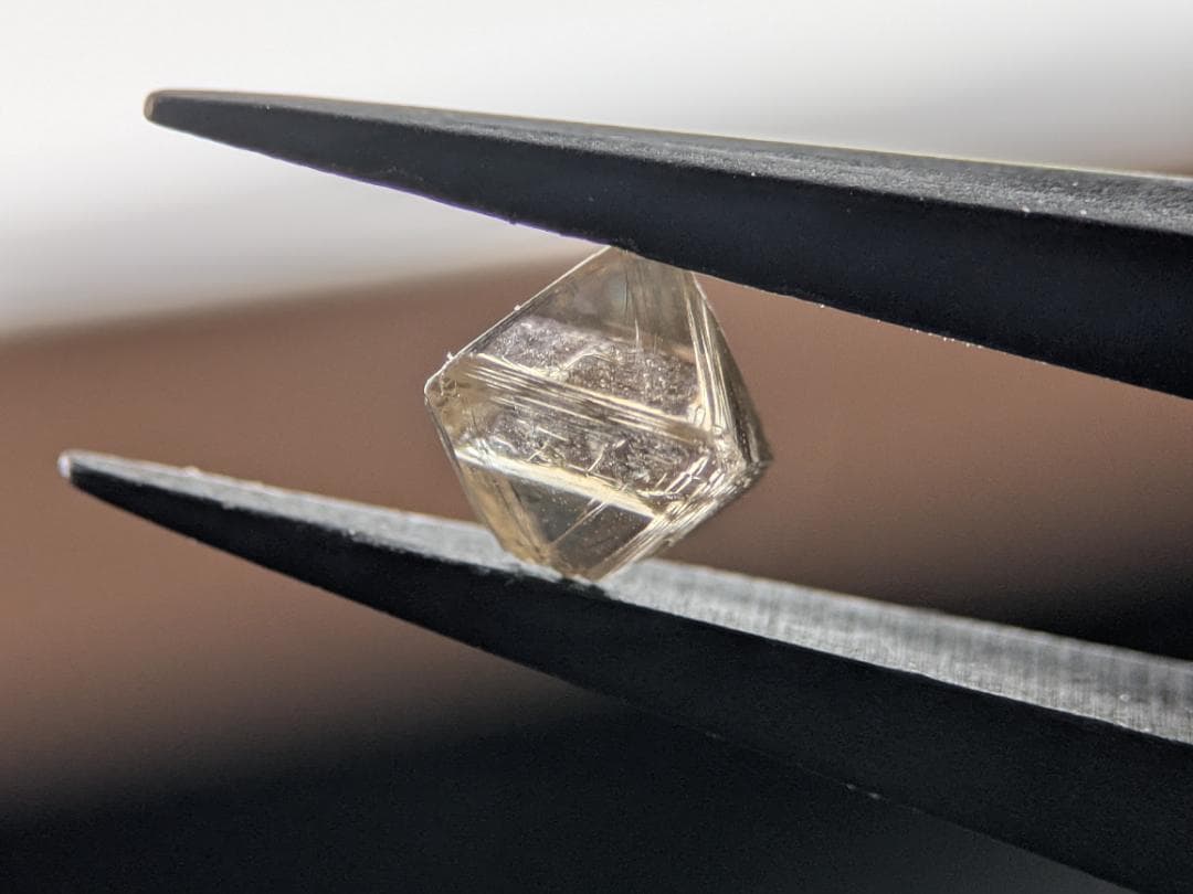 天然ダイヤモンド　八面体（トライゴン・蛍光アリ）　0.691カラット