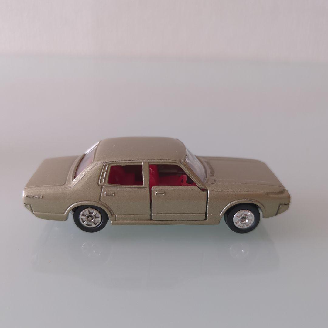 黒箱 トミカ トヨタニュークラウン